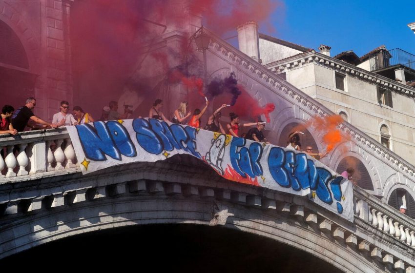  Centenas protestam contra Jeff Bezos em casamento em Veneza.