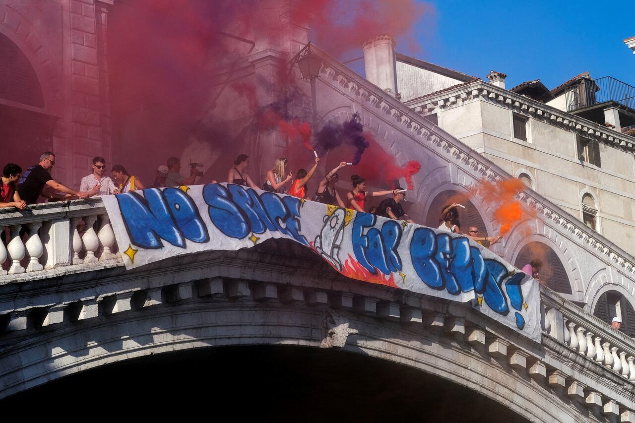 Centenas protestam contra Jeff Bezos em casamento em Veneza.