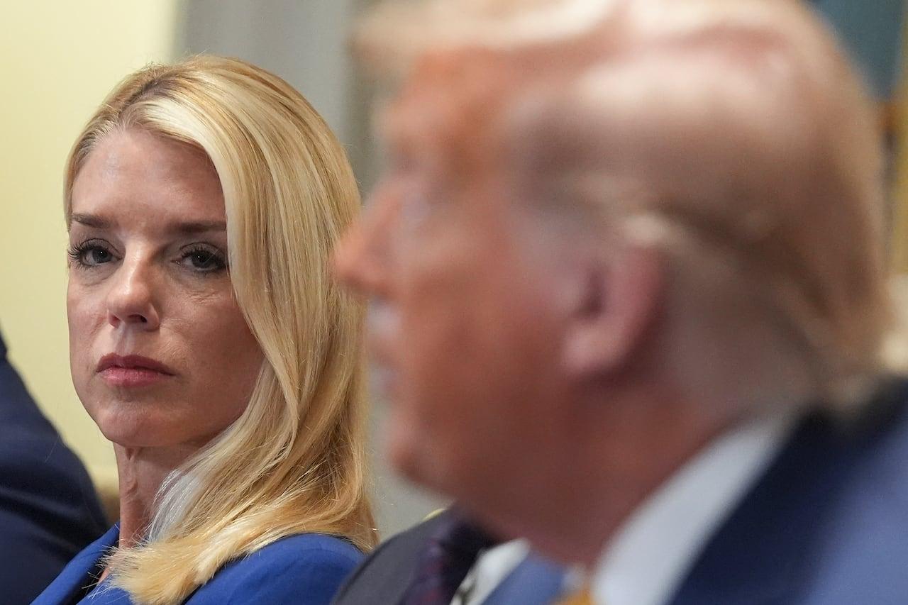 Compromissos de Trump no caso Epstein desapontam aliados.