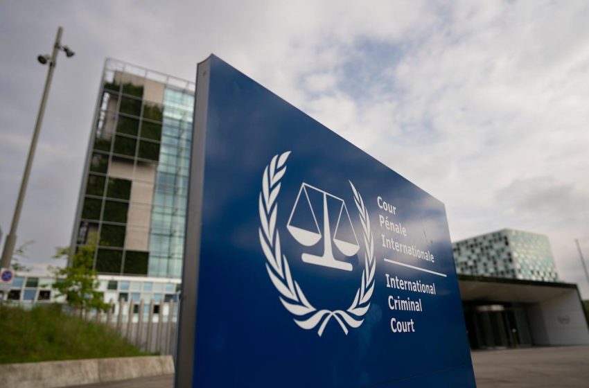 Corte internacional processa líderes do Talibã por abusos contra mulheres.