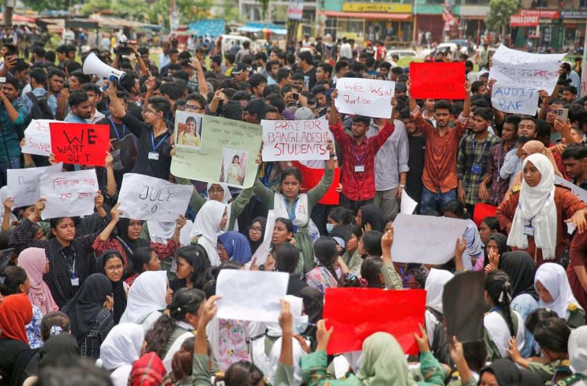 Estudantes desafiam autoridades com acidente aéreo no Bangladesh que matou 31.