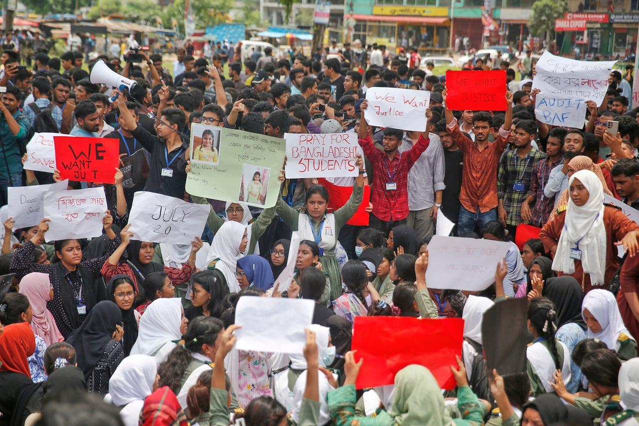Estudantes desafiam autoridades com acidente aéreo no Bangladesh que matou 31.