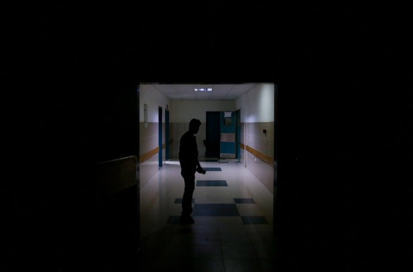 Hospitais de Gaza enfrentam crise de combustível na crescente sitiação.