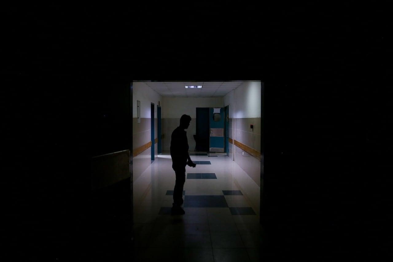 Hospitais de Gaza enfrentam crise de combustível na crescente sitiação.