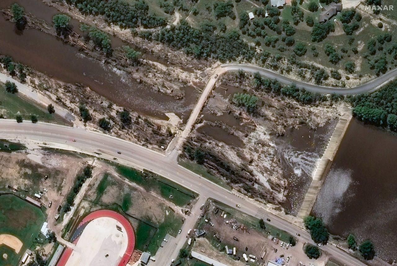 Imagens de satélite mostram danos extensos por alagamentos no Texas.