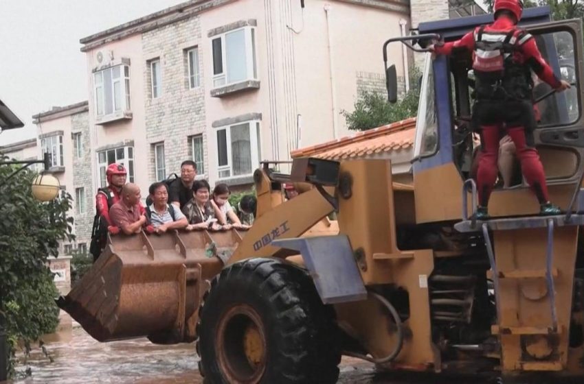 Inundações severas e chuvas torrenciais devastam regiões do norte da China.