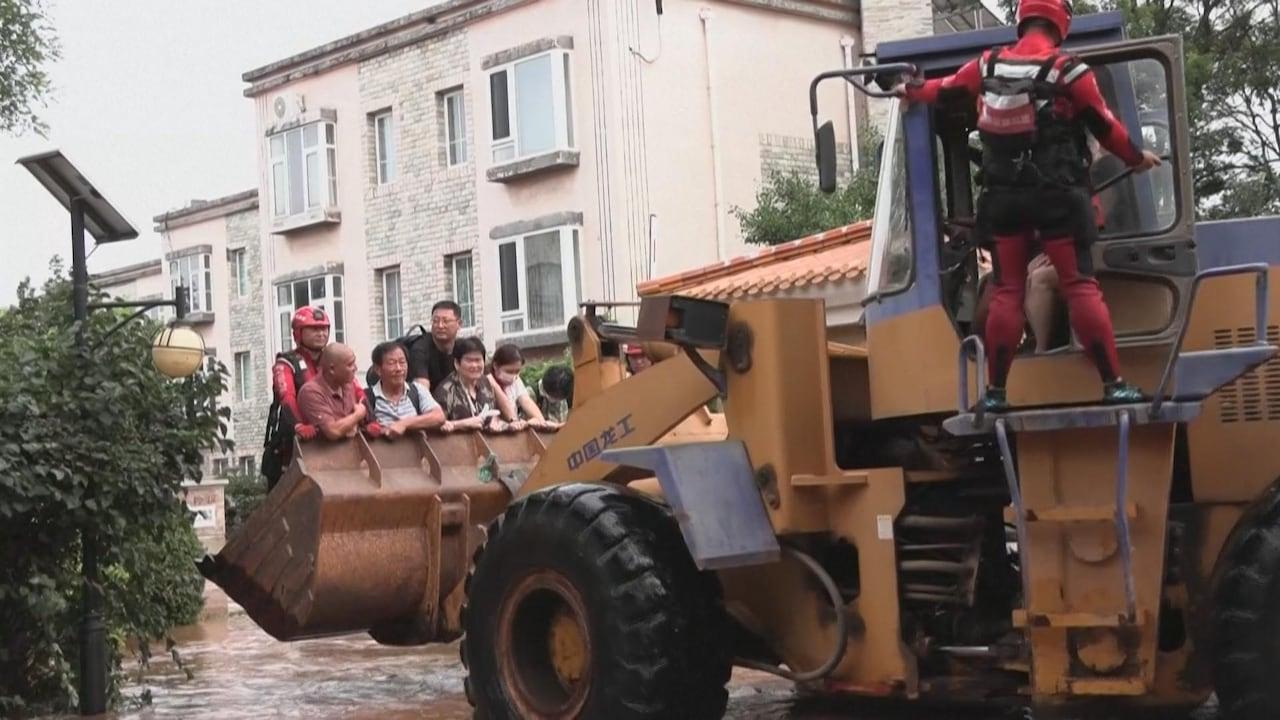 Inundações severas e chuvas torrenciais devastam regiões do norte da China.