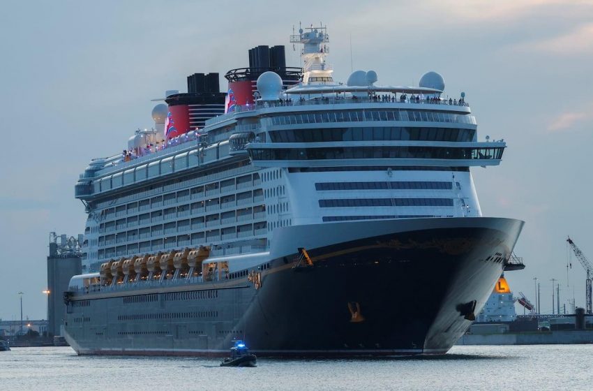 Milagre no cruzeiro da Disney: pai e filho resgatados no mar.