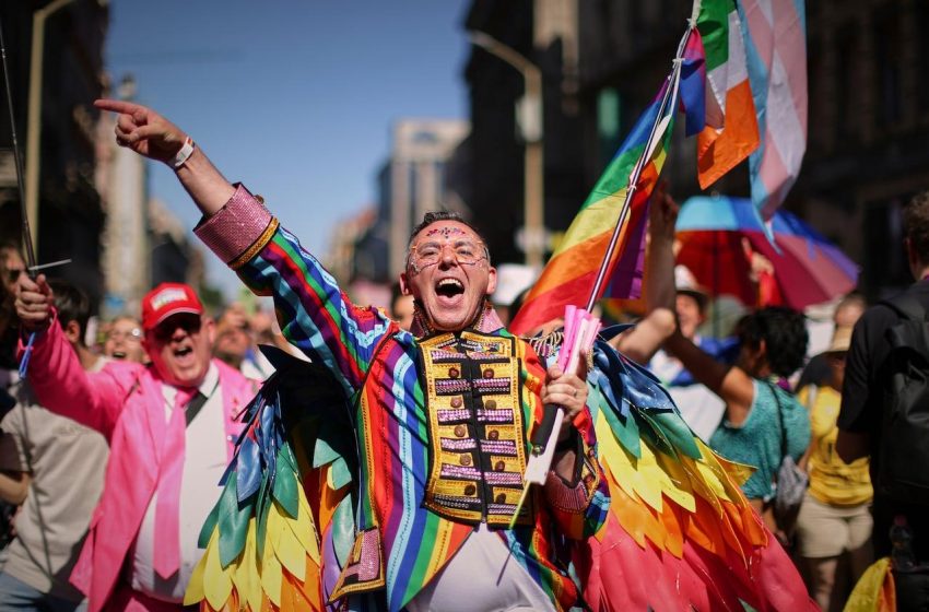  Milhares se unem na Hungria por direitos 2SLGBTQ+ e democracia.