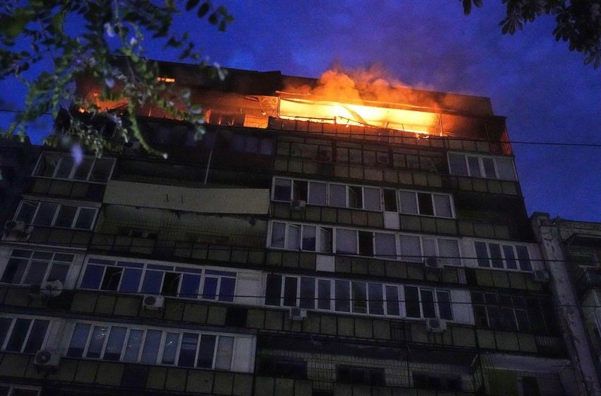 Moradores de Kyiv enfrentam ameaças noturnas de drones e mísseis.