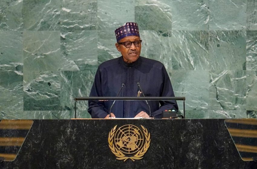 “Muhammadu Buhari, líder complexo da Nigéria, morre aos 82 anos.”