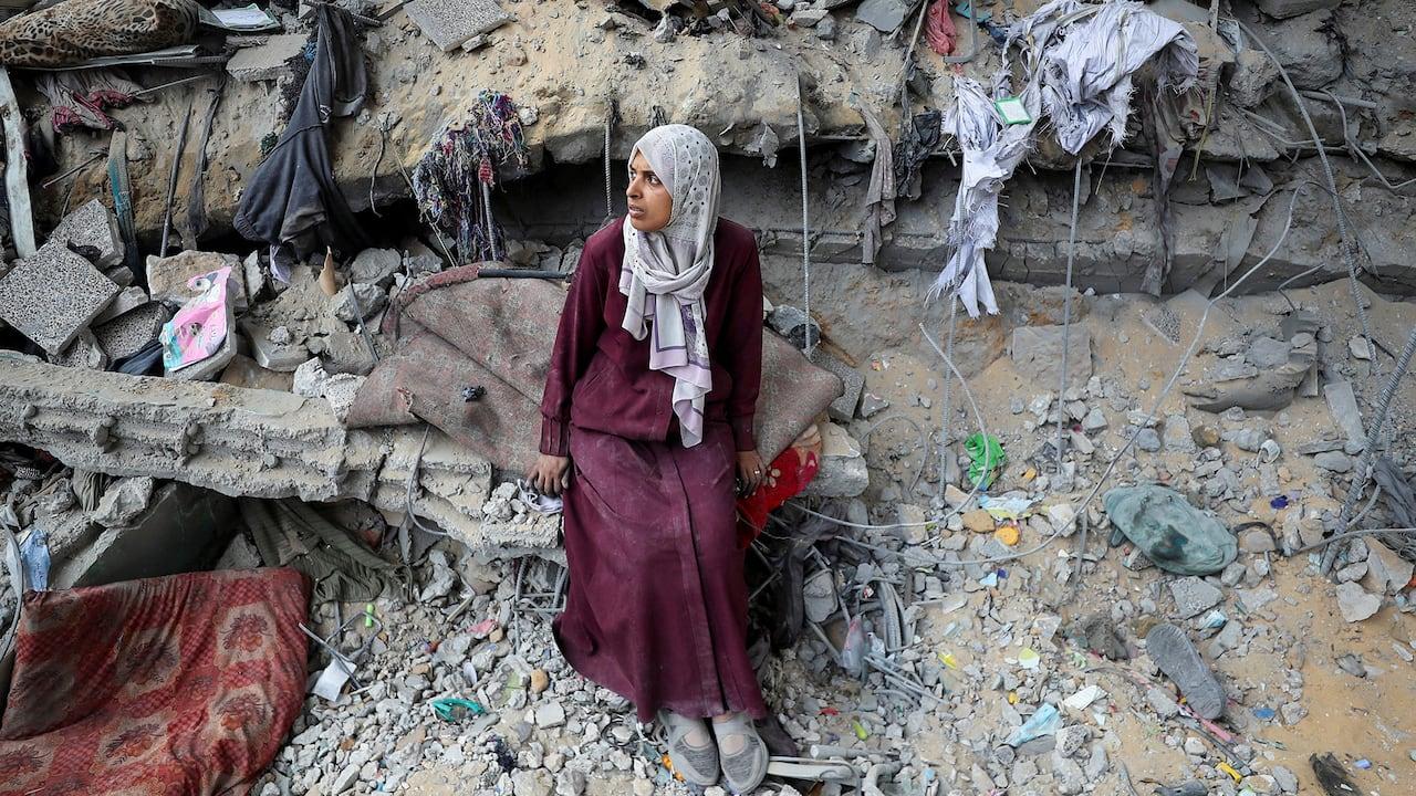 Negociações de cessar-fogo continuam amid intensificação dos ataques aéreos em Gaza.
