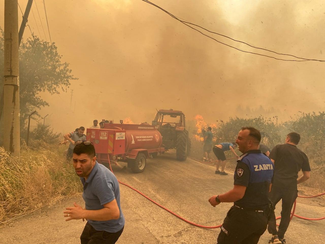 Onda de calor antecipada alimenta incêndios na Turquia e França.