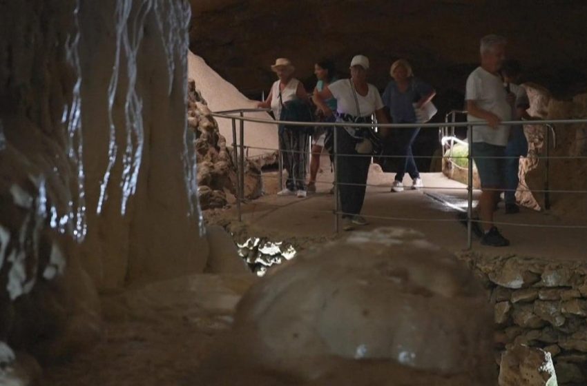 Onda de calor na França: Residentes e turistas buscam alívio.
