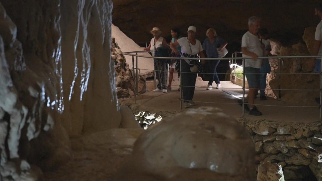 Onda de calor na França: Residentes e turistas buscam alívio.