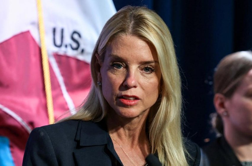  Pam Bondi em silêncio sobre arquivos de Epstein, apesar da pressão.
