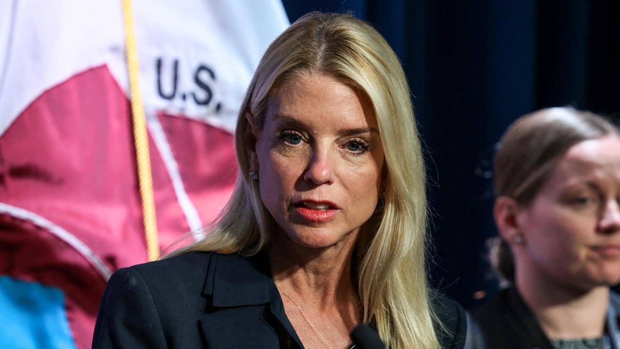 Pam Bondi em silêncio sobre arquivos de Epstein, apesar da pressão.