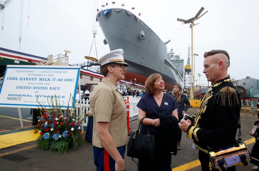 Pentágono renomeia navio da Marinha em homenagem a Harvey Milk.