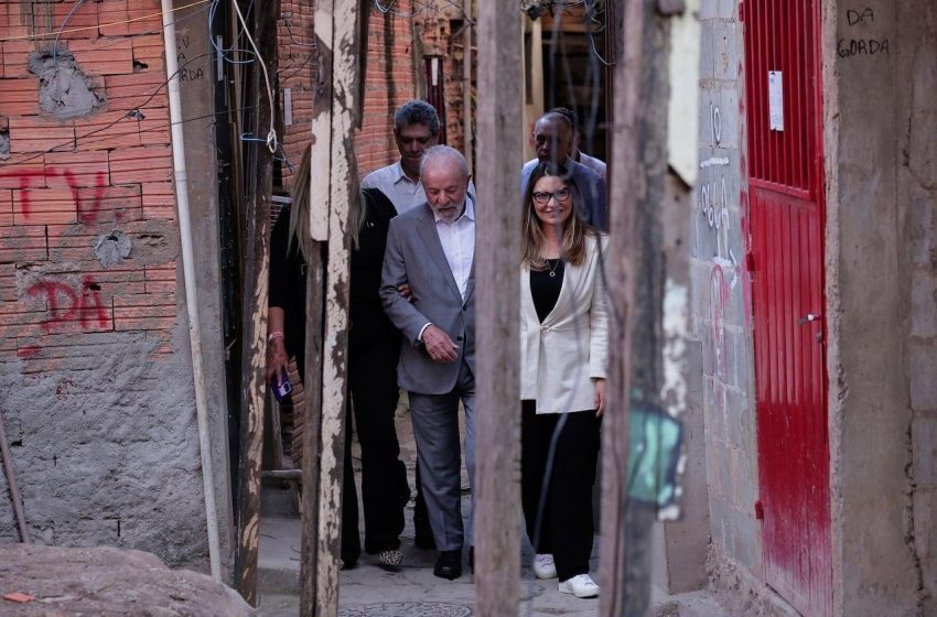 Primeira-dama Rosângela da Silva enfrenta críticas em meio à crise.