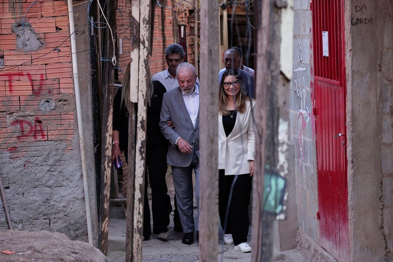 Primeira-dama Rosângela da Silva enfrenta críticas em meio à crise.