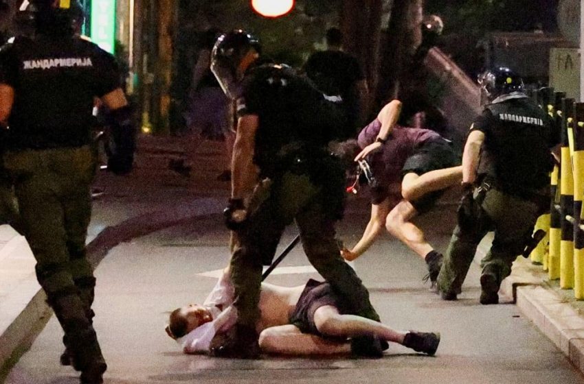  Protestos na Sérvia aumentam, polícia enfrenta manifestantes.