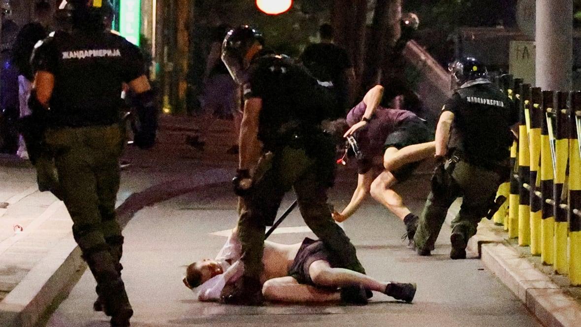Protestos na Sérvia aumentam, polícia enfrenta manifestantes.