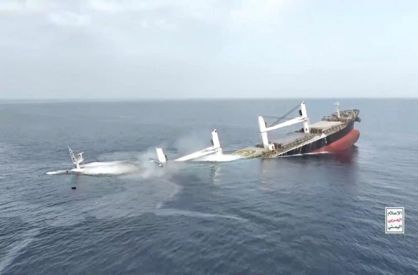 Quatro sobreviventes resgatados de navio atacado pelos houthis.
