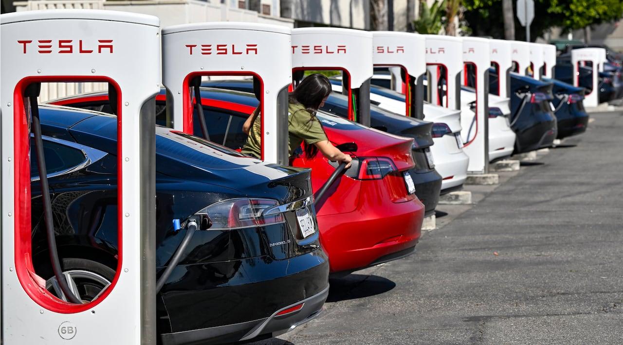 Queda nas vendas da Tesla: desafios para o líder elétrico.