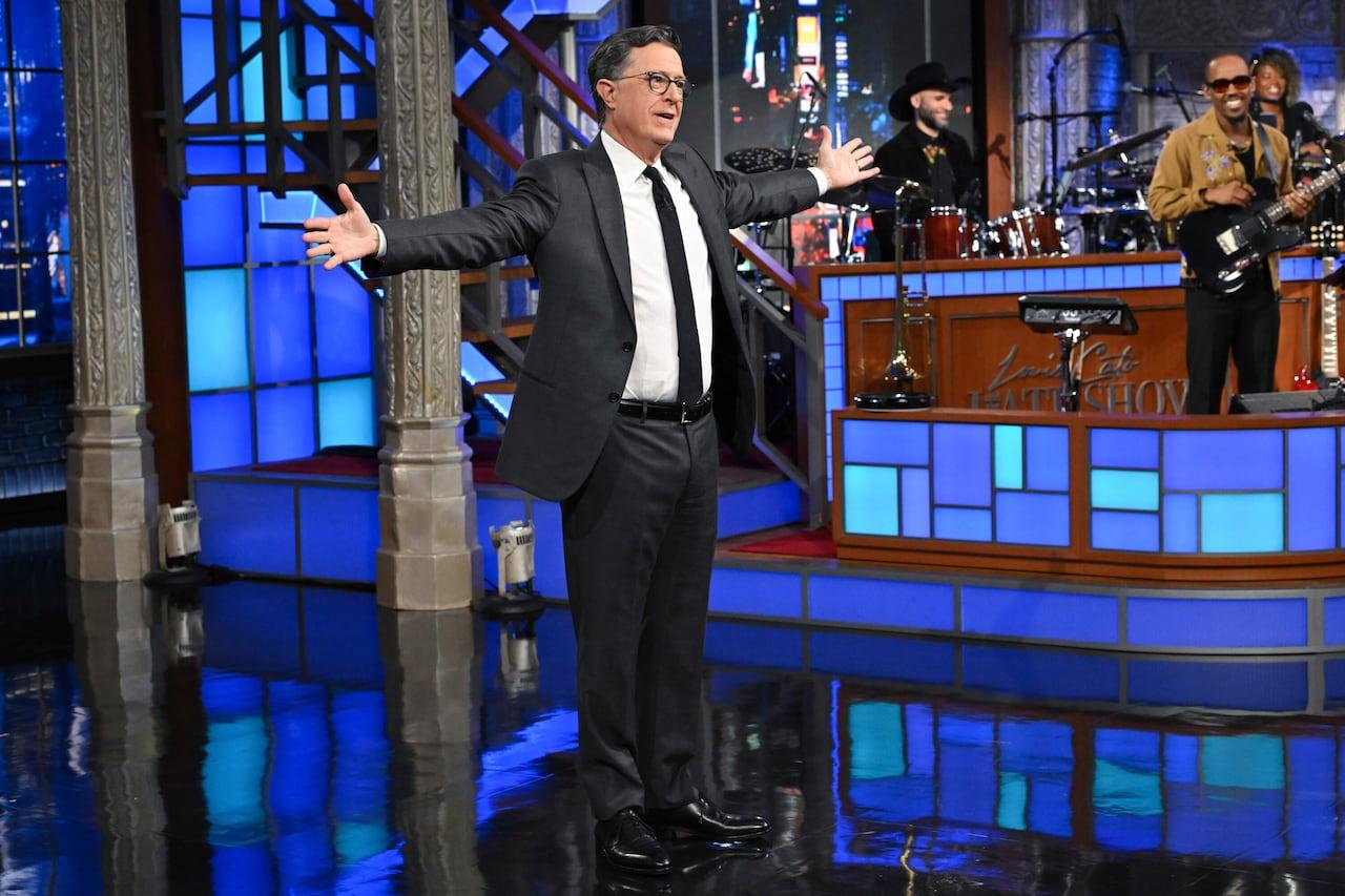 Stephen Colbert e apresentadores reagem ao cancelamento de programas.