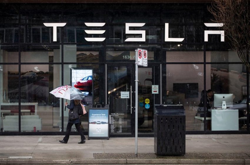 Tesla enfrenta batalha legal na Flórida sobre alegações do autopiloto.