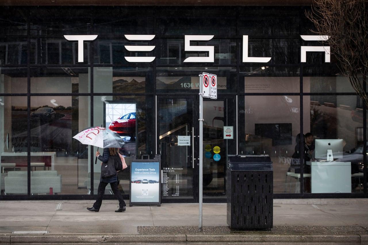 Tesla enfrenta batalha legal na Flórida sobre alegações do autopiloto.