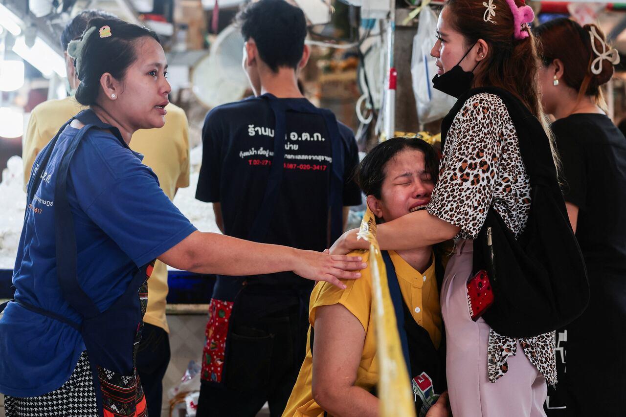 Tiroteio trágico em mercado de Bangkok deixa cinco mortos.