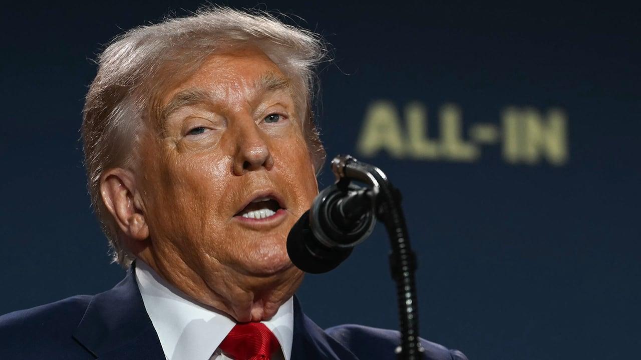 Trump descarta relatórios de arquivos de Epstein como fake news.