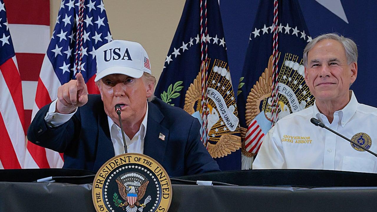 Trump e oficiais enfrentam críticas pela resposta às enchentes no Texas.