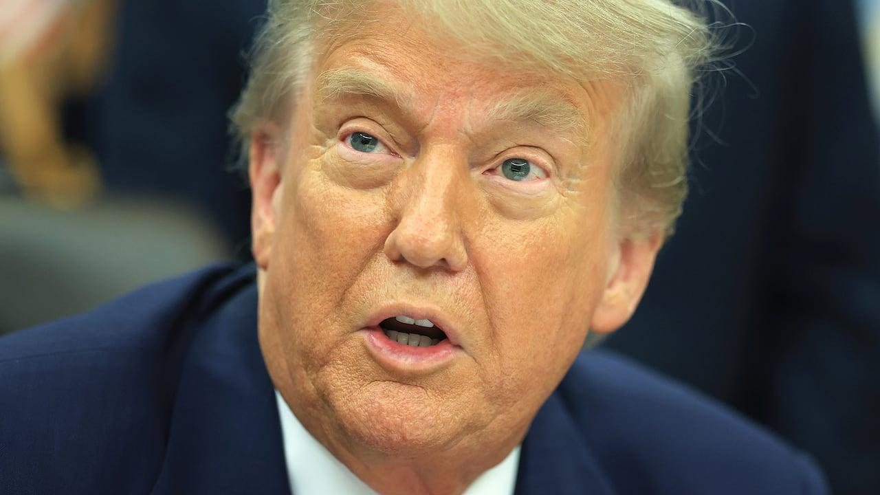Trump encerra negociações comerciais com o Canadá sem aviso prévio.