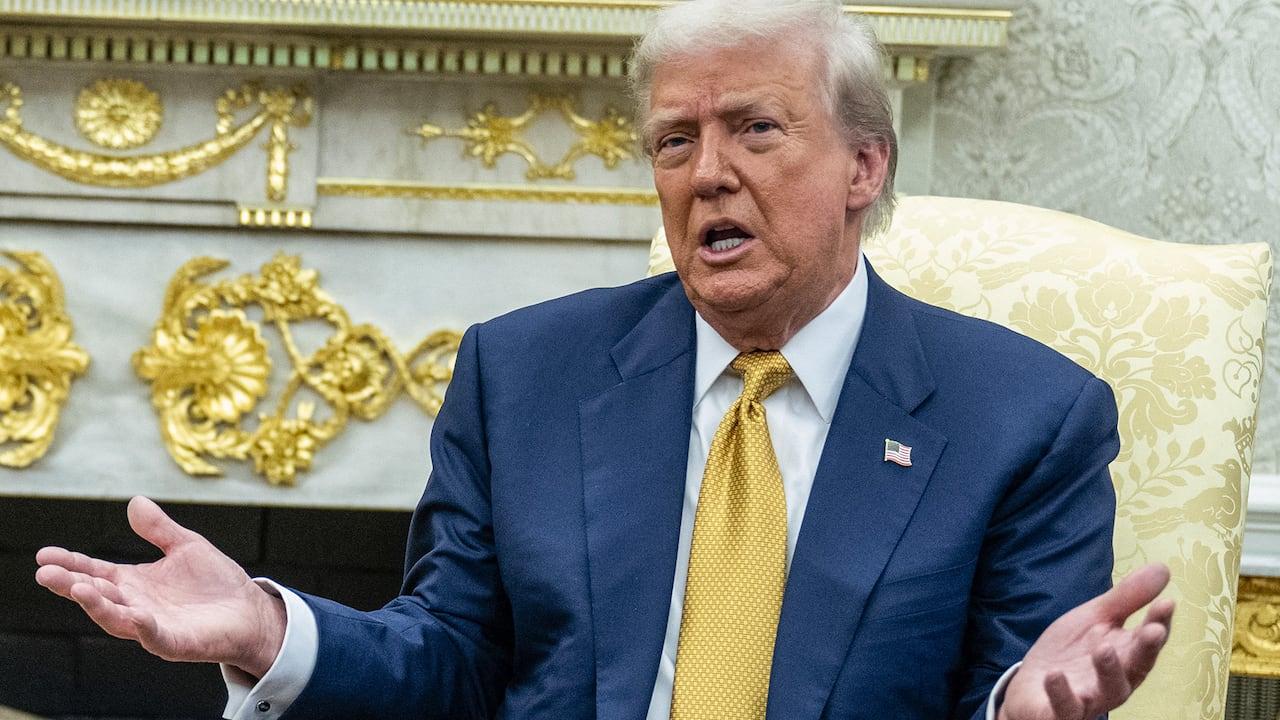 Trump evita votação sobre arquivos de Epstein com sessão curta.