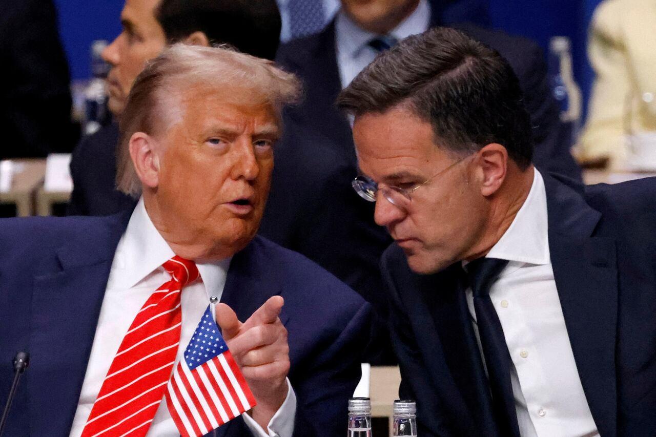 Trump exige prazo de tarifas da Rússia para cessar conflito na Ucrânia.