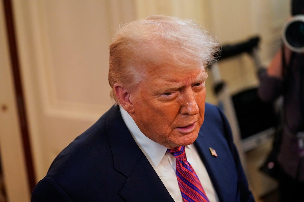 Trump processa Wall Street Journal por reportagem sobre Epstein.