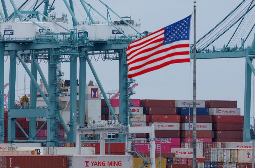 Trump revela novas tarifas que impactam dinâmicas do comércio global.