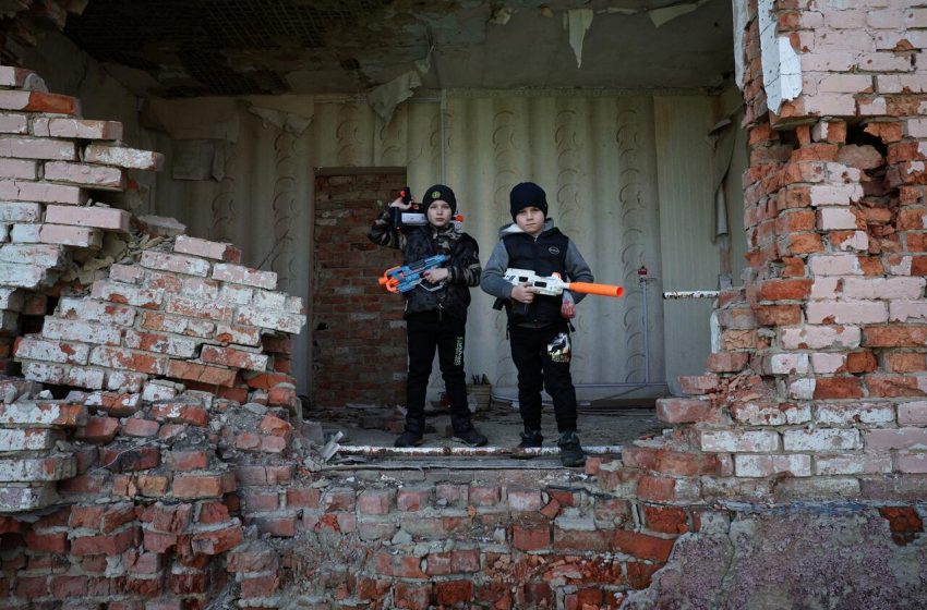 Últimos dois filhos da vila ucraniana em guerra compartilham história.