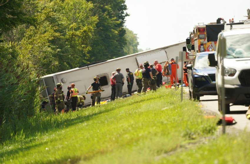 Acidente trágico de ônibus em Nova York mata cinco.