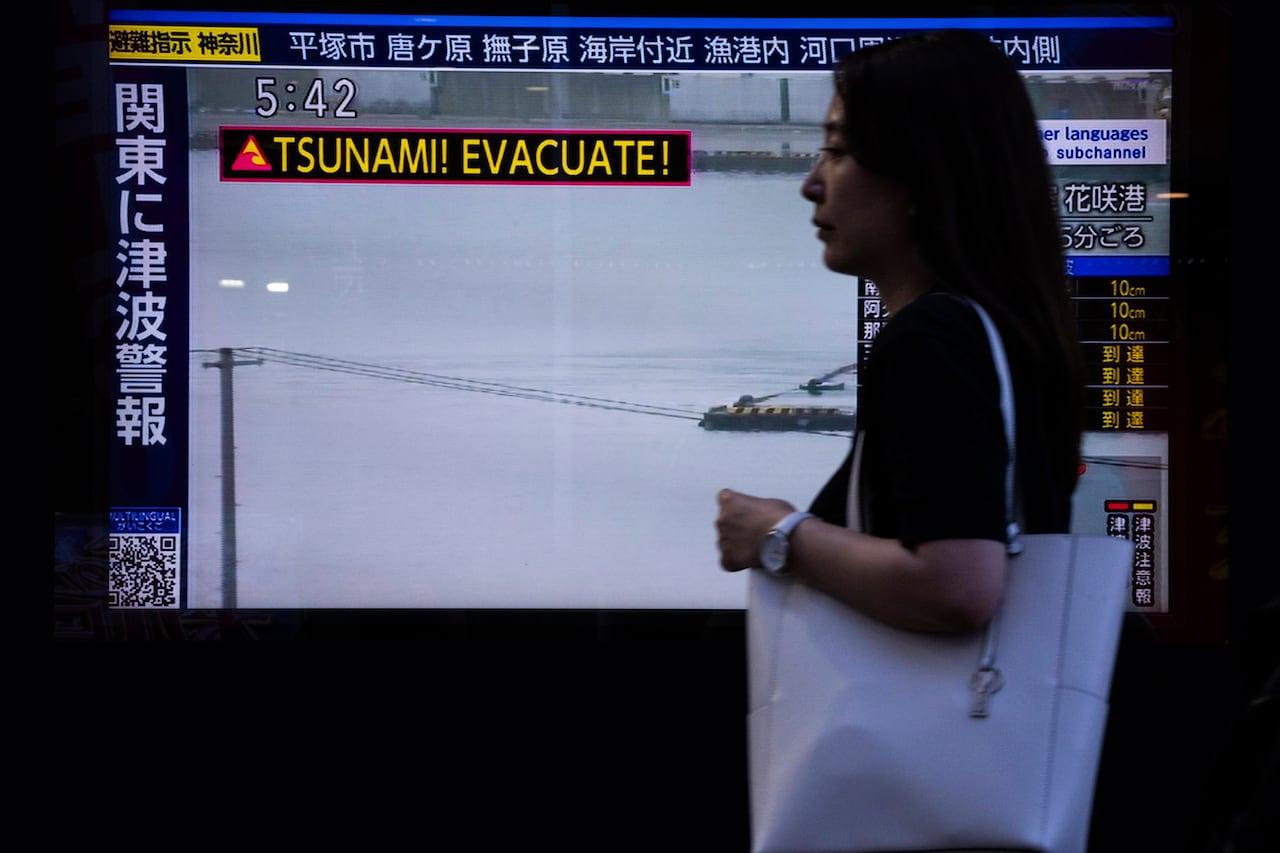 Alertas de tsunami suspensos no Japão, Havai e Rússia após terremoto.