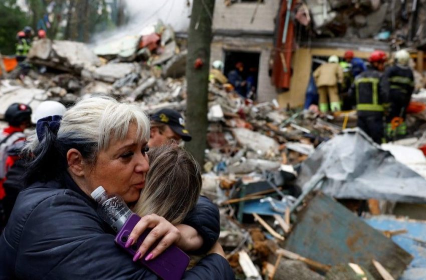 Ataques devastadores de mísseis e drones em Kiev matam 7