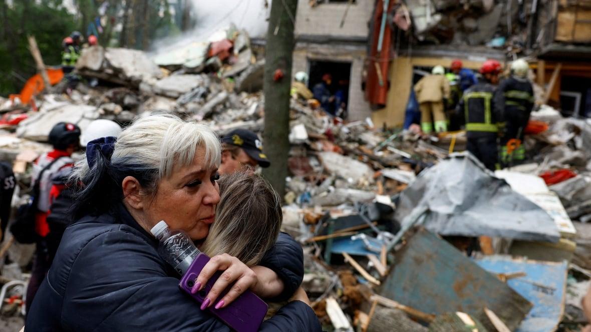 Ataques devastadores de mísseis e drones em Kiev matam 7