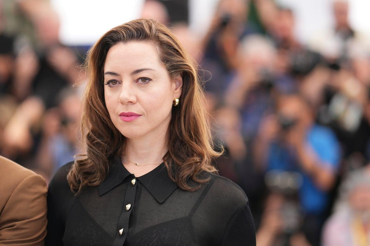 Aubrey Plaza revela sua jornada emocional após a morte do marido.