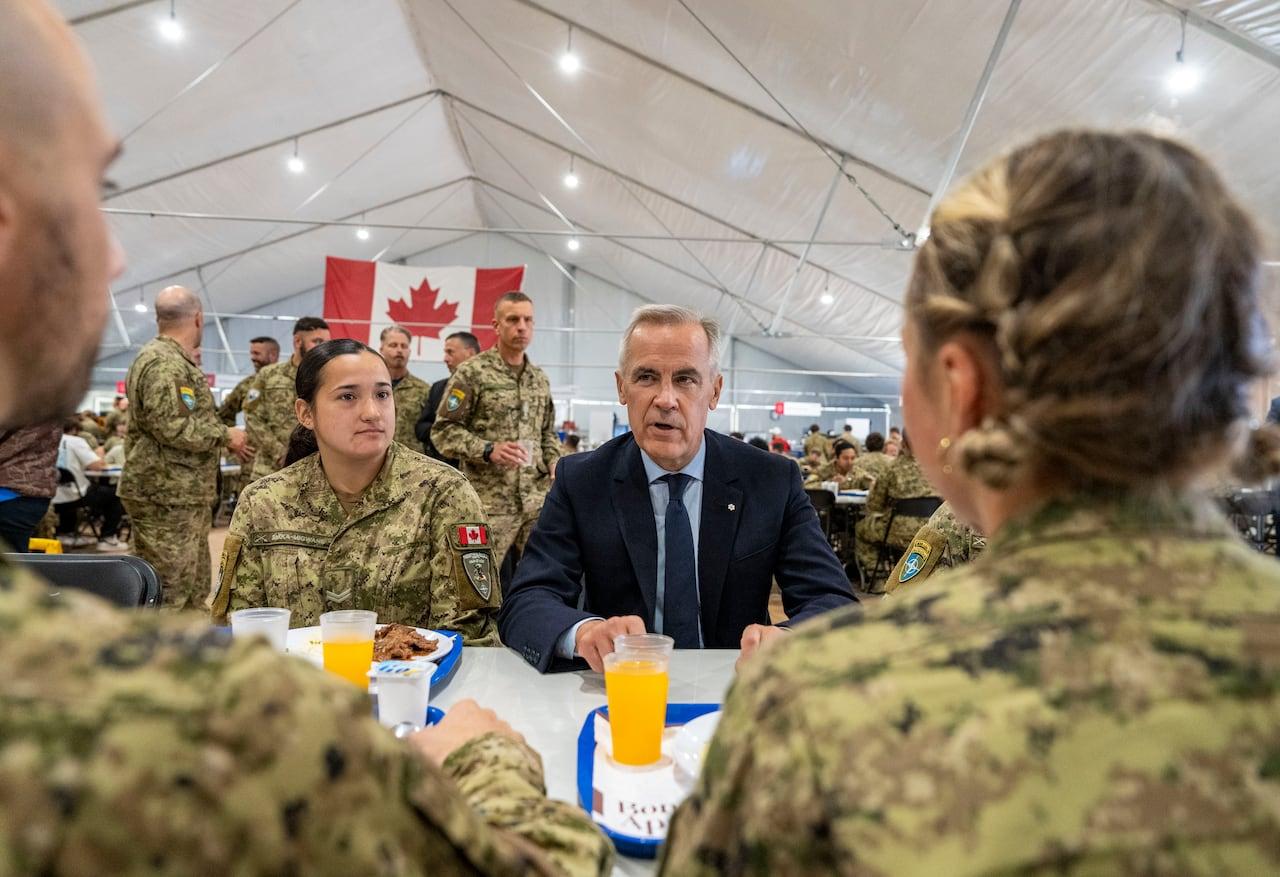 Canadá aumenta equipamentos militares para missão prolongada na Letônia.