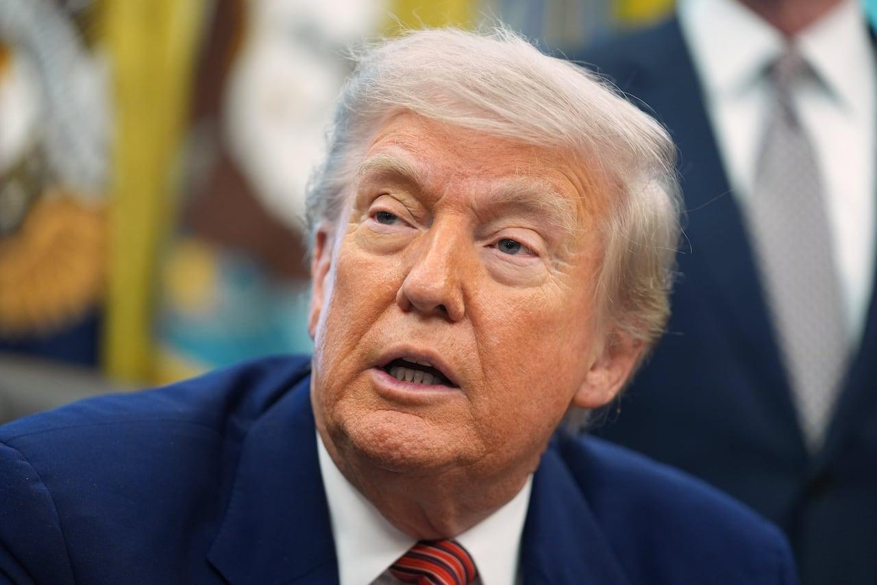 "Canadá enfrenta obstáculos tarifários com prazo de Trump se aproximando."