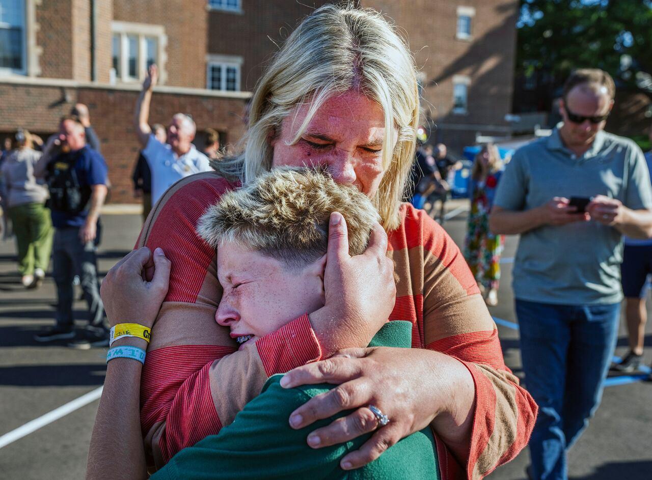 Consequências do tiroteio em Minneapolis retratadas em fotos impactantes.