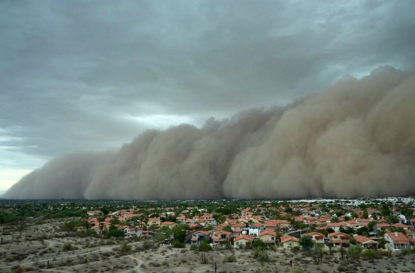 Deslumbrante tempestade de poeira cobre Phoenix, revelando a fúria da natureza.