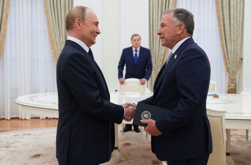 Embaixador dos EUA Witkoff se reúne com Putin para discutir cessar-fogo.